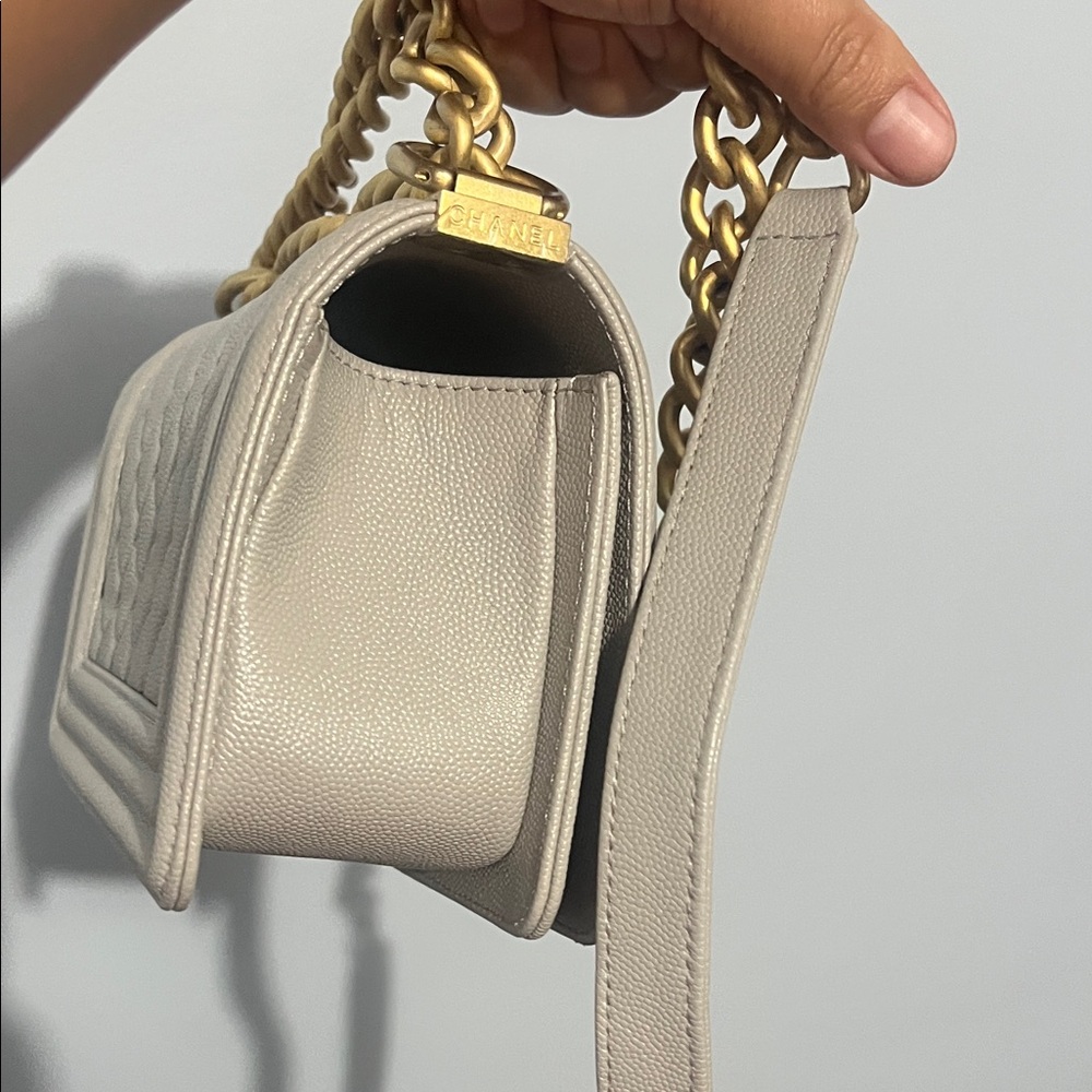 CHANEL Beige Quilted Crossbody Bag with Gold Chain - Picture 9 of 16